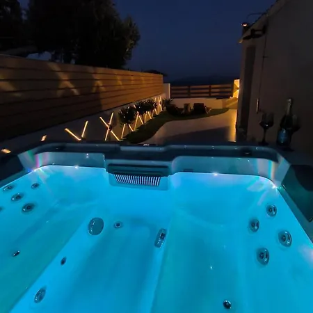 Malakion Lux Seaside Jacuzzi *